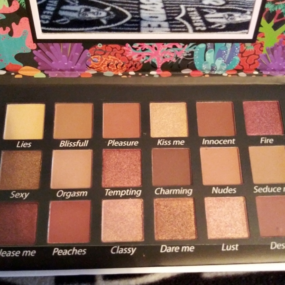 MAKEUP - Picture 4 of 8